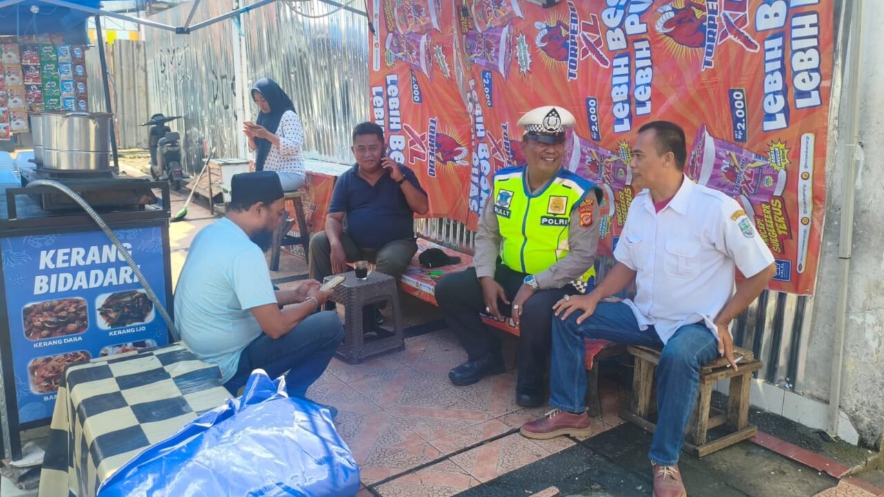 Polantas Sapa Warga di Jalan Letjen Suwarto, Edukasi Langsung di Tengah Aktivitas Jalanan