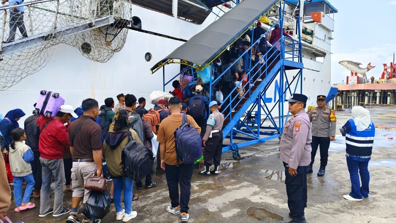 Pengawasan Dan Pengendalian Keberangkatan Km. Lawit Di Pelabuhan Pelindo Sampit Berjalan Aman Dan Kondusif