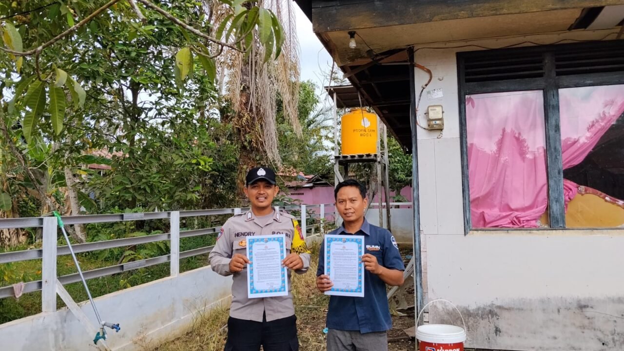 Personel Piket Polsek Kota Besi sosialisasi bahaya dan pidana terhadap pelaku Karhutla.