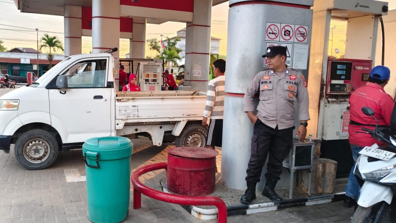 Anggota Polsek Jaya Karya melaksanakan patroli dan pengawasan rutin di SPBU 64.743.04 Samuda.,