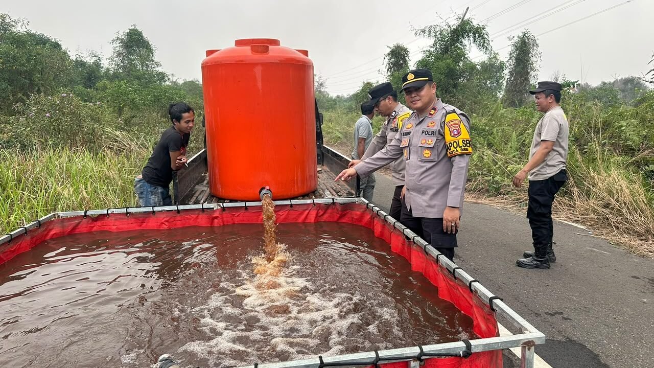 Kapolsek Kota Besi Pantau Pembuatan Embung Portable untuk Maksimalkan Penanganan Karhutla