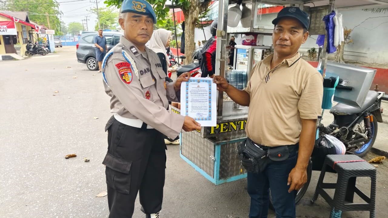 Personel Polsek KP Mentaya Sosialisasikan Maklumat Kapolda Kalteng Tentang Larangan Karhutla di Icon Jelawat